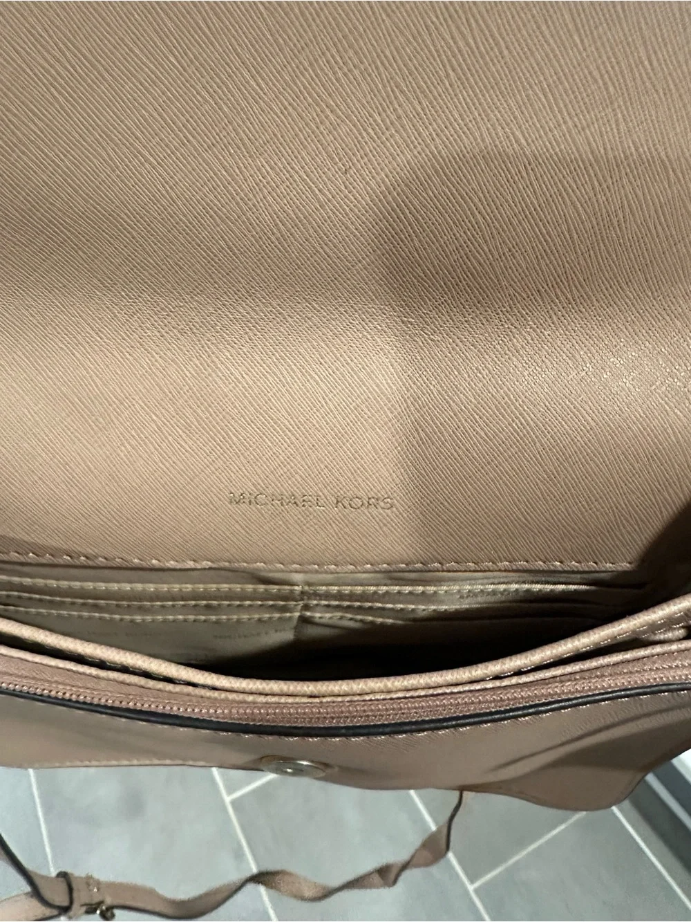 MICHAEL KORS Blush Crossbody Bag - Sleek Leather Shoulder Purse